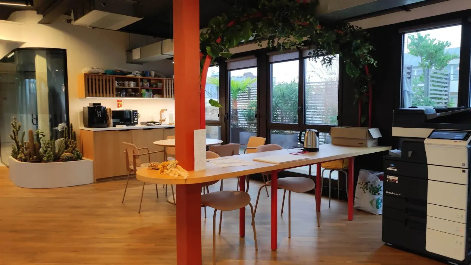 Louez vos bureaux en coworking à Levallois-Perret (92300). 78 m², 14 postes, terrasse et jardin. Emplacement premium rue Barbès. Disponible juin 2026.