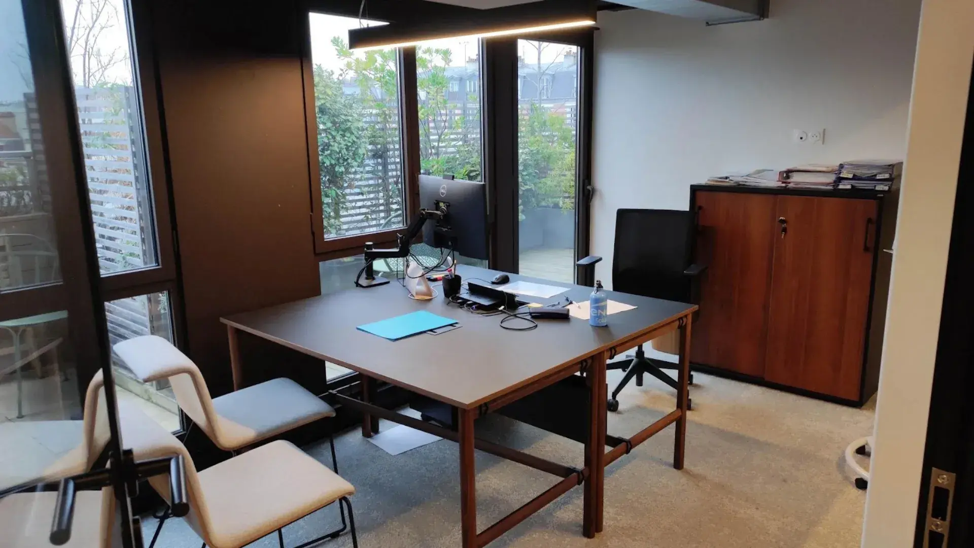 Louez vos bureaux en coworking à Levallois-Perret (92300). 78 m², 14 postes, terrasse et jardin. Emplacement premium rue Barbès. Disponible juin 2026.