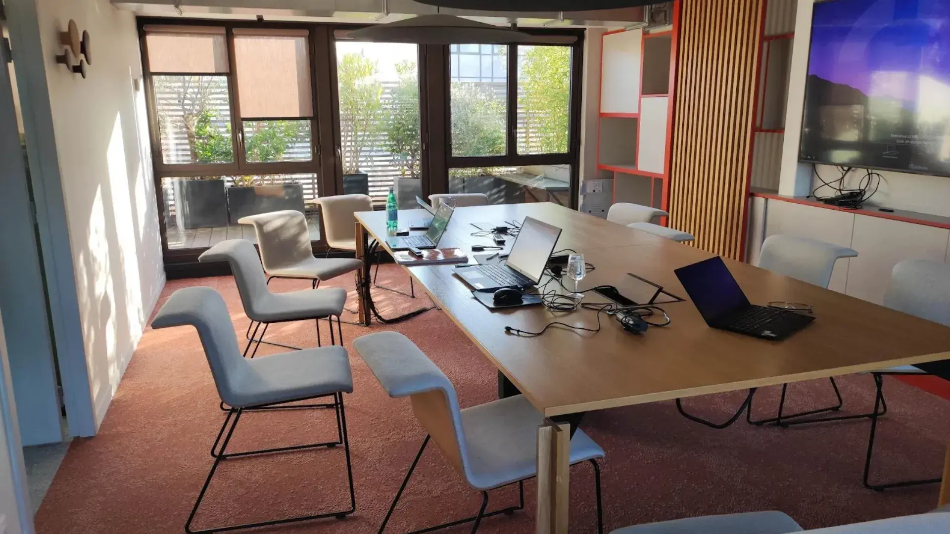 Louez vos bureaux en coworking à Levallois-Perret (92300). 78 m², 14 postes, terrasse et jardin. Emplacement premium rue Barbès. Disponible juin 2026.