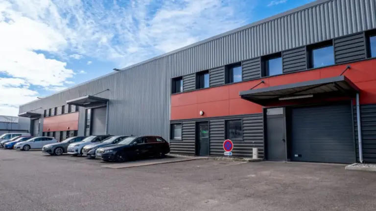 1 LOT DACTIVITES A LOUER 8 AVENUE DE LINDUSTRIE 69960 CORBAS
