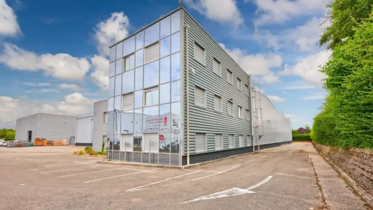 BATIMENT INDEPENDANT A LOUER 420 RUE DE LA DOMBES 01700 MIRBEL – LES ECHETS