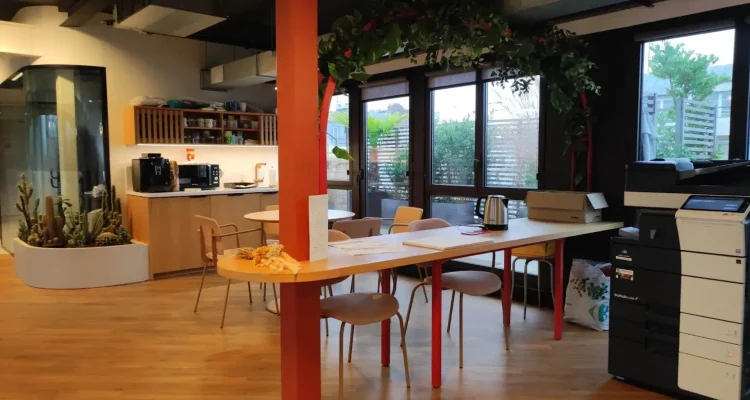 Louez vos bureaux en coworking à Levallois-Perret (92300). 78 m², 14 postes, terrasse et jardin. Emplacement premium rue Barbès. Disponible juin 2026. Contact & Expertise Stratégique