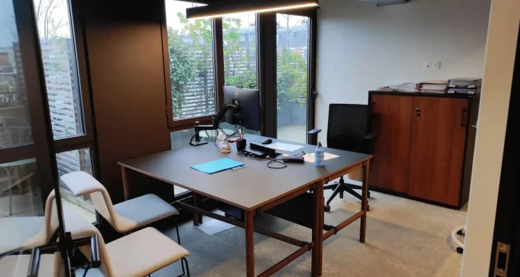 Louez vos bureaux en coworking à Levallois-Perret (92300). 78 m², 14 postes, terrasse et jardin. Emplacement premium rue Barbès. Disponible juin 2026. Contact & Expertise Stratégique