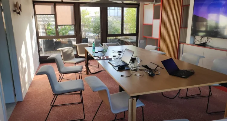 Louez vos bureaux en coworking à Levallois-Perret (92300). 78 m², 14 postes, terrasse et jardin. Emplacement premium rue Barbès. Disponible juin 2026.